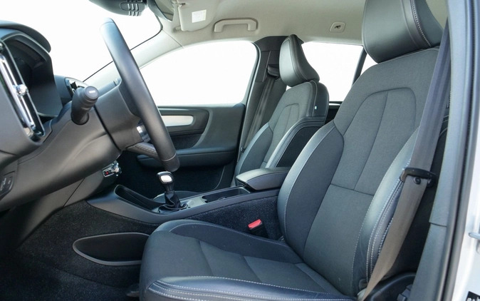 Volvo XC 40 cena 99900 przebieg: 75301, rok produkcji 2018 z Sierpc małe 529